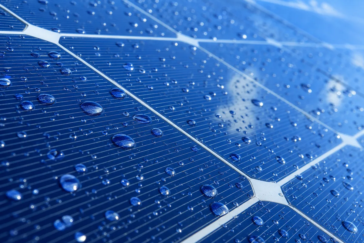 Gros plan sur des cellules photovoltaïques propres reflétant un ciel dégagé